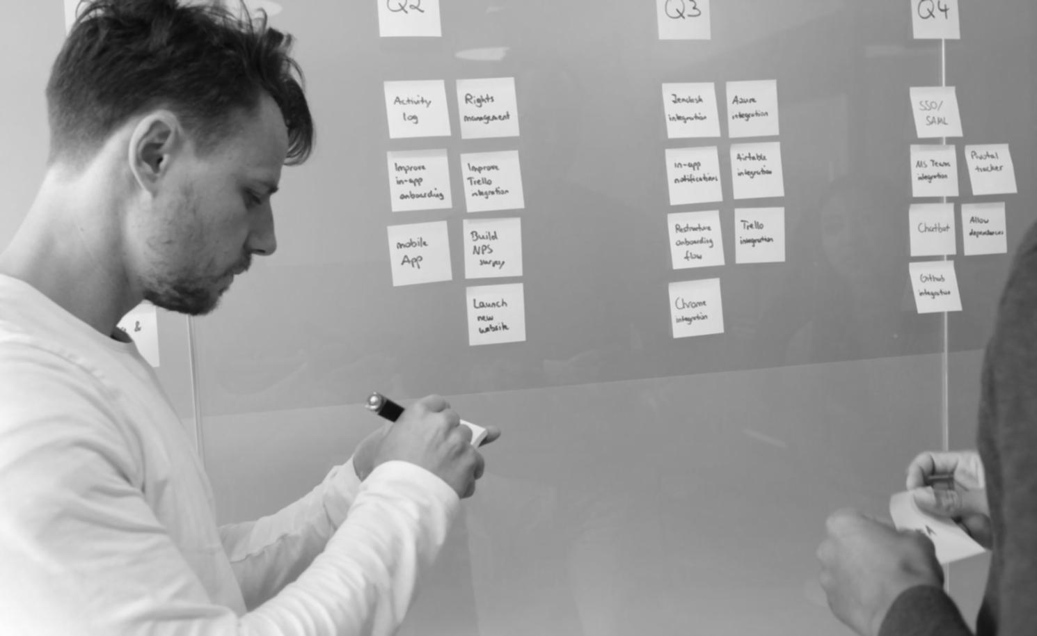 Espace de travail avec documents financiers et outils de planification