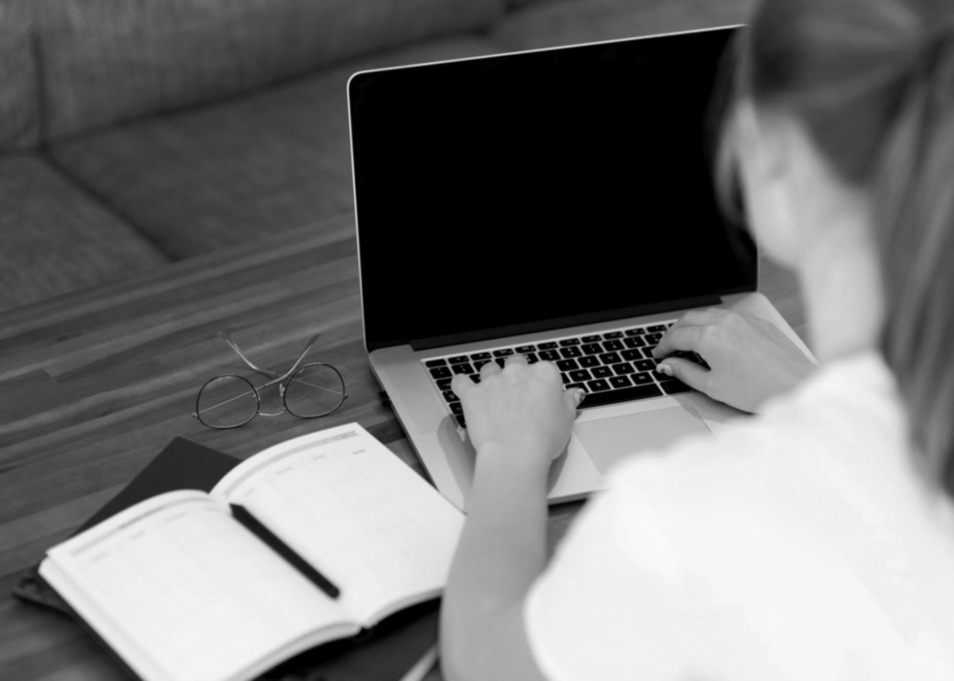 Étudiants internationaux discutant de leurs finances